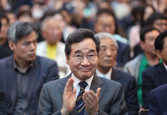 지난 4월17일 서울 용산구 전쟁기념관에서 새미래민주당이 개최한 '개헌연대 국민대회'에 참석한 이낙연 상임고문(전 국무총리)이 박수를 치고 있다. 연합뉴스